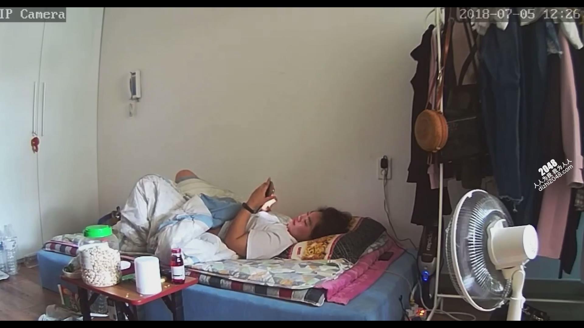 黑客破解家庭监控偷拍女性自慰视频截图-2（50p） | 熟女专图- 人人为我论坛